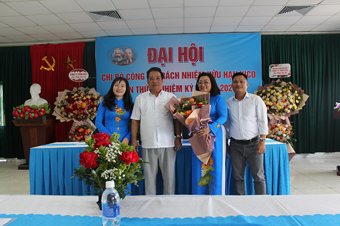 Phó chủ tịch tập đoàn, tổng giám đốc công ty TNHH VICO - Nguyễn Mộng lân tặng hoa cho bí thư, phó bí thư, chi ủy chi bộ nhiệm kỳ 2022-202