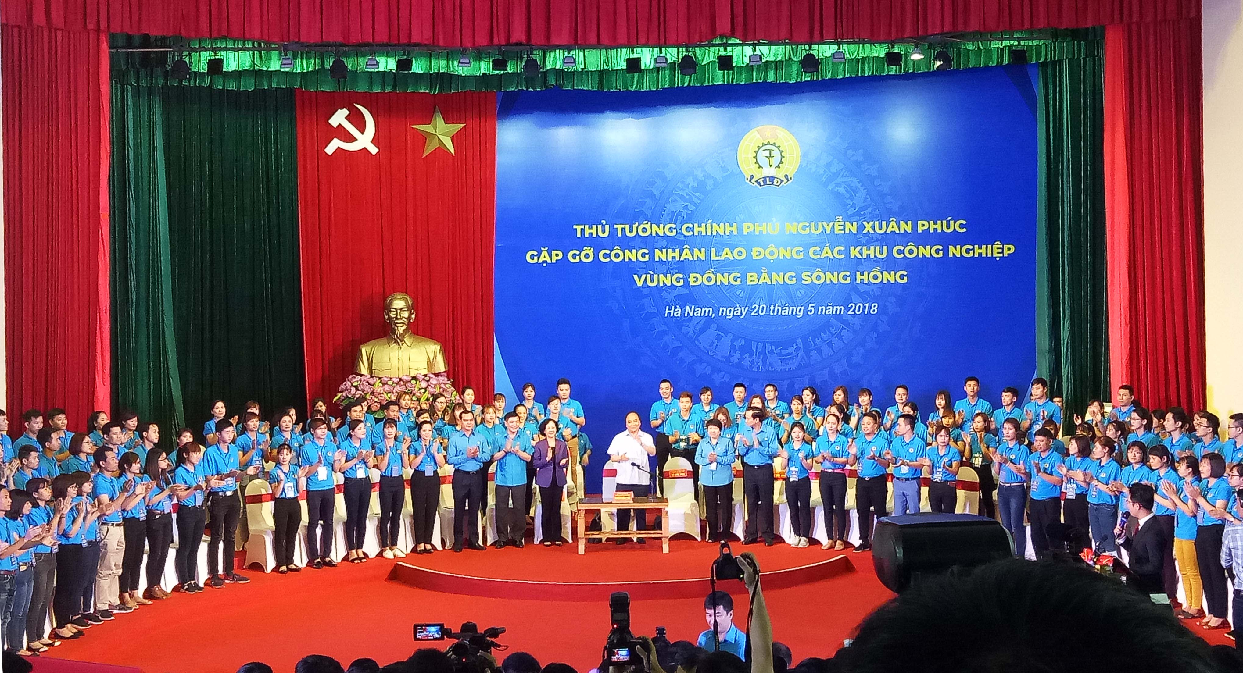 Thủ tướng Nguyễn Xuân Phúc tham quan gian hàng VICO tại triển lãm "Tự Hào Trí Tuệ Lao Động Việt Nam 2018"