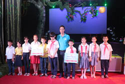 Vico trao quà từ thiện cho trẻ em làng nuôi dạy trẻ mồ côi Hoa Phượng và SOS